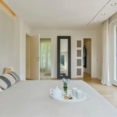 Sleeps 8 Pool Air Con Wifi *